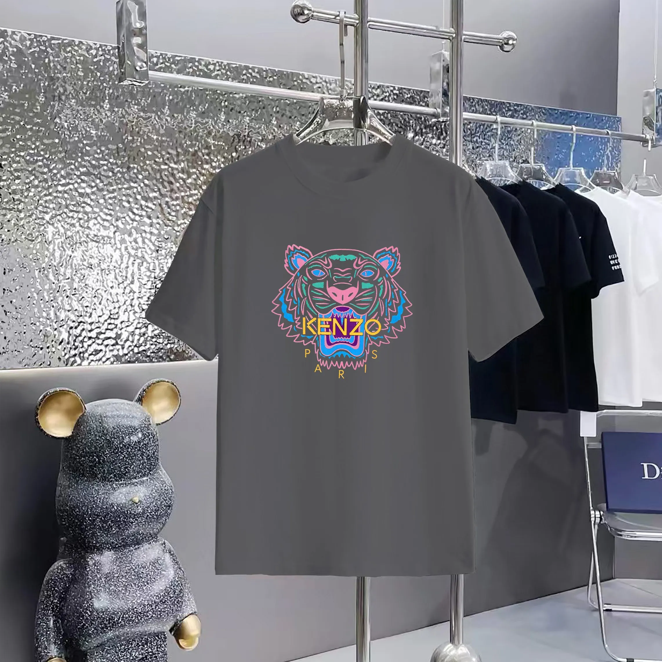 KENZO Printed round neck short-sleeved T-shirt 1:1 paired fabric 300g terry high weight 100% pure cotton Pre-shrunk 1×1 double yarn will not deform for a lifetime Men's and women's Same Style Official website details Alphabet logo printing Complete three labels Moisture-proof paper Distinguishes market currency Feel free to compare OXS version Can wear up to 200 pounds without pressure Comfortable and stylish upper body Colors: Black, White, Apricot, Red, Smoke Gray Size：XS-L